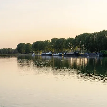 בית נופש Stylish Loft With Sauna Antoing